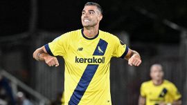 Cesena-Modena 2-2, gol e spettacolo: fallo horror e rosso per l'ex Milan Caldara, i Canarini resistono in 10