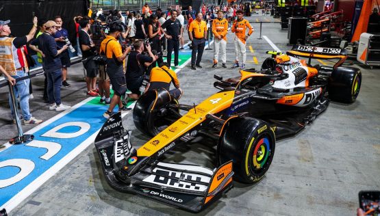 F1, clamoroso giro di vite: ali flessibili McLaren bandite e Verstappen punito per le parolacce