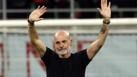 Supercoppa, Pioli in visita al Milan: abbracci a Ibra e Conceicao, si scatena la nostalgia del web