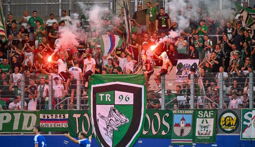 Vienna, guerriglia tra tifosi nel derby Rapid-Austria: inferno allo stadio, club sotto choc