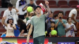 Sinner, bacio per zia Margith e vittoria su Jarry a Pechino: parte bene il nuovo corso con Panichi e Badio