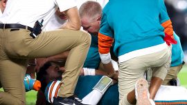 NFL, Tua Tagovailoa alla terza commozione cerebrale in due anni: carriera a rischio per la stella di Miami