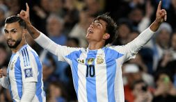 Argentina, tris al Cile: Dybala con la 10 di Messi segna e l’esultanza di Oriana è virale