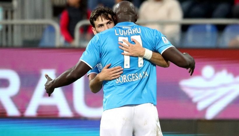 Pagelle Cagliari-Napoli 0-4, Conte gongola: Lukaku cancella Osimhen, Kvara-dona incanta, Meret para tutto