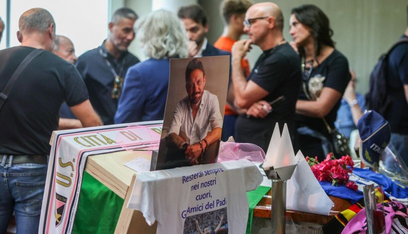 Funerali Schillaci: in migliaia alla Cattedrale di Palermo per l'ultimo saluto a Totò, eroe delle Notti Magiche