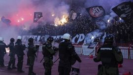 Belgrado, altro derby di violenza: aggressione ultrà Partizan negli spogliatoi dopo il ko, allenatore ferito