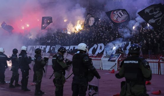 Belgrado, altro derby di violenza: aggressione ultrà Partizan negli spogliatoi dopo il ko, allenatore ferito