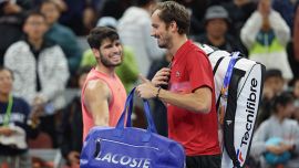 Alcaraz batte Medvedev a Pechino e aspetta Sinner in finale: lo Zar finge infortunio, protesta, poi se la ride