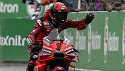 MotoGP Thailandia: Bagnaia danza sotto la pioggia, trionfa e accorcia su Martin 2°. Marquez cade