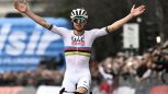 Giro di Lombardia, Pogacar è sempre di parola: 48 km di fuga e poker (come Coppi). Evenepoel e Ciccone sul podio