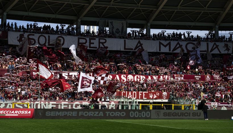 Torino, il caso Vagnati-Adams non si spegne: lo striscione di protesta dei tifosi contro il dirigente e il presidente Cairo