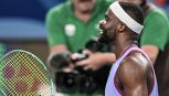 Shanghai, Tiafoe impazzisce e insulta l’arbitro dopo aver perso con Safiullin, che trova Djokovic: Zverev ok col brivido