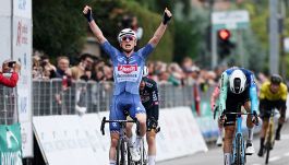 Coppa Bernocchi, a sorpresa la spunta il belga Van Tricht. Delude Evenepoel. Domani Tre Valli Varesine con Pogacar