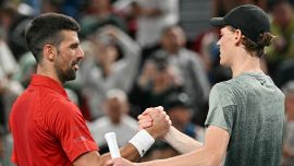 Shanghai, Sinner trionfa e si lascia scappare un sorriso: Djokovic si inchina, applausi da Federer e Alcaraz