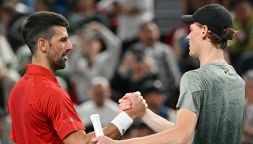 Shanghai, Sinner trionfa e si lascia scappare un sorriso: Djokovic si inchina, applausi da Federer e Alcaraz