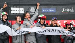 America’s Cup, Luna Rossa vince la prova femminile: le quattro ragazze che entrano nella storia e la dedica a Sirena