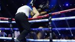 Boxe, caos tra Whittaker e Cameron: finiscono fuori dal ring durante il match, sedia a rotelle e incontro finito