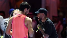 Six Kings Slam, Alcaraz batte Rune e va in semifinale con Nadal: Neymar show, lascia palline tra la folla