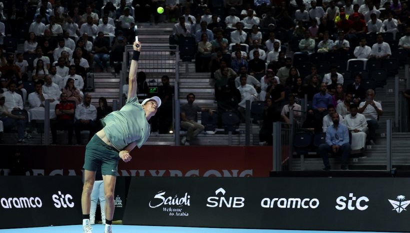 Six Kings Slam: Sinner soffre ma batte Djokovic in tre set e mette nel mirino la finale di sabato