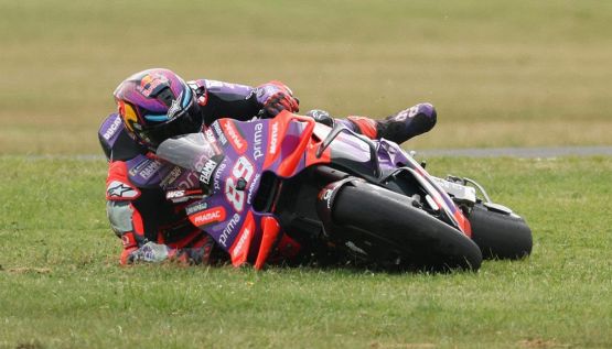 MotoGP Australia: paura Martin, per non tamponare Quartararo finisce a terra, cade pure Miller. Le immagini
