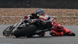 MotoGP Thailandia, Marquez fa scintille: attacca Bagnaia ma si stende sul più bello. La sequenza della caduta