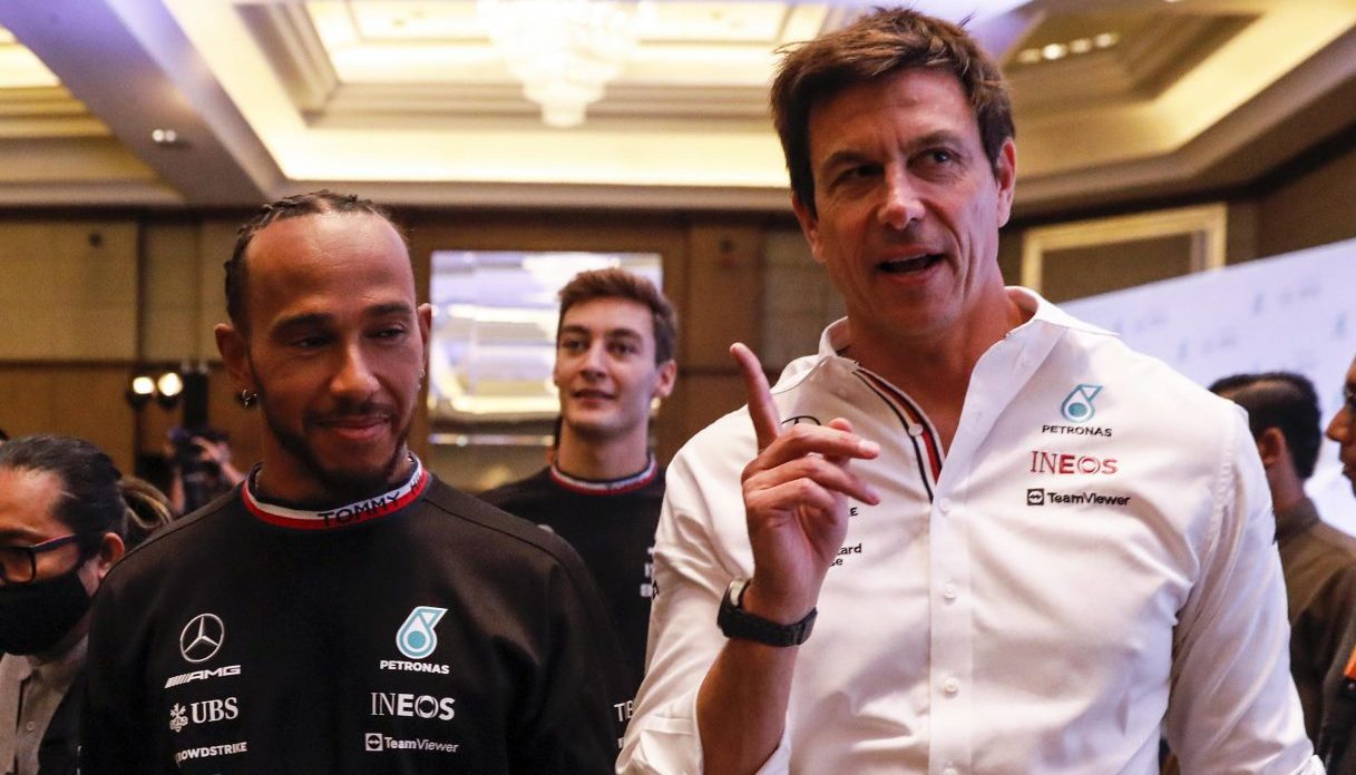 https://wips.plug.it/cips/sport.virgilio.it/cms/2024/10/hamilton-toto-wolff-e1728983365710.jpg