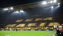 “UEFA Mafia” e “Palestina Libera”: coreografie di protesta dei tifosi a Dortmund