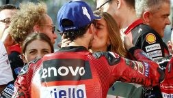 MotoGP: la rimonta di Bagnaia su Martin ha una marcia in più coi baci di Domizia Castagnini