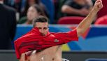 Shanghai, striptease di Djokovic: lo stretching di Nole durante il match con Mensik si fa hot