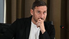 Totti, tra il gossip con Jacobelli e le voci di un ritorno in campo: il Como di Hartono ci pensa, Ilary Blasi ironizza
