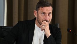 Totti, tra il gossip con Jacobelli e le voci di un ritorno in campo: il Como di Hartono ci pensa, Ilary Blasi ironizza