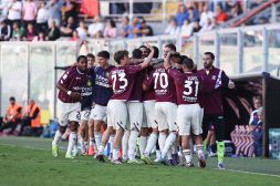 Serie B: colpo Salernitana in casa del Palermo. Cosenza-Sudtirol tarda per un problema al VAR