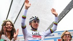 Giro dell'Emilia, Pogacar si regala la prima vittoria in maglia iridata con l'ennesimo assolo da lontano