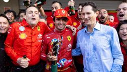 Ferrari, Lapo e John Elkann celebrano Sainz in Messico ma scoppia il caso: l'addio tra rimpianti e dubbi su Hamilton