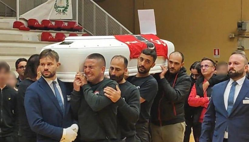 I tre tifosi del Foggia morti a Potenza: i funerali di Samuel, Michele e Gaetano riuniscono 10mila persone, presente ministro Abodi