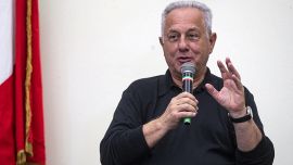 Julio Velasco apre la polemica: 'Serve Ius Tutto, oggi i figli dei migranti diventano italiani solo se forti'