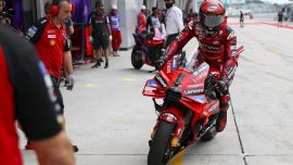 MotoGP, Gp Malesia pre qualifiche: zampata Bagnaia e Martin secondo cade nel finale. Marquez si salva, Iannone no