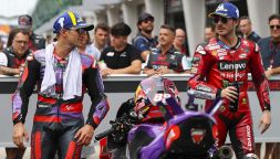 MotoGP, strategia Bagnaia oltre la pole: offre la scia a Marquez, Martin non la prende bene, gesto di stizza