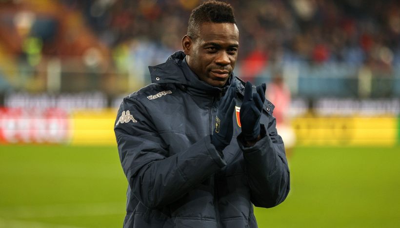 Balotelli entra nel finale di Genoa-Como: fallo, proteste e nuovo giallo lampo. Ma i tifosi sono tutti con lui