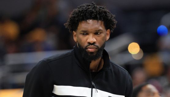 NBA, Embiid aggredisce un giornalista negli spogliatoi: il momento no dei Sixers e il riferimento al fratello scomparso