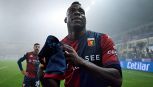 Balotelli, l'esordio con il Genoa: pancetta da smaltire, sorrisi, proteste e giallo, Mario is back!