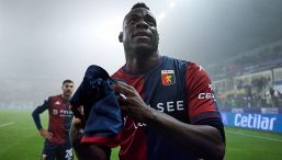 Balotelli, l'esordio con il Genoa: qualche chilo di troppo, sorrisi, proteste e giallo, Mario is back!