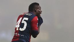 Balotelli, l'esordio con il Genoa: qualche chilo di troppo, sorrisi, proteste e giallo, Mario is back!