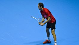 ATP Finals, si comincia col botto: Medvedev prima fa il giocoliere poi il distruttore. A Torino lo show con Fritz