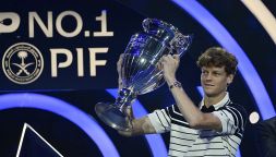 ATP Finals, Sinner premiato con il trofeo Year-End No. 1 nel ranking: il ringraziamento speciale di Jannik