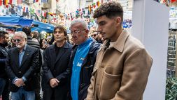 Maradona, Conte, De Laurentiis e Di Lorenzo ai murales di Diego: il Napoli omaggia il Pibe a 4 anni dall’addio