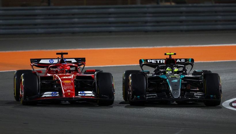 F1, Hamilton e Leclerc ruota a ruota in Qatar: Ferrari è già 2025, il sorpasso di Charles fa impazzire il web