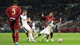 Tottenham-Roma, Hummels di nuovo nella bufera: rigore regalato dopo 2 minuti. Ma poi si riscatta