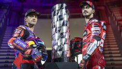 MotoGP, Bagnaia o Martin vinca il migliore! Pecco e Jorge col Trofeo di campione al Museo d'Arte di Barcellona