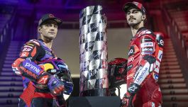 MotoGP, Bagnaia o Martin vinca il migliore! Pecco e Jorge col Trofeo di campione al Museo d'Arte di Barcellona